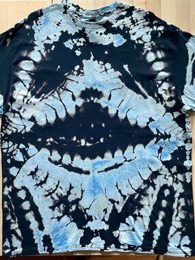 Gildan Unisex Blue & Black Side Mandalas Reverse Dye T-Shirt size XL Tie Dye